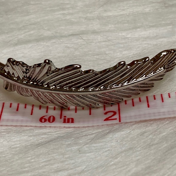 SILVER TONE SLIP-ON FEATHER TOPPED BANGLE NWT - Picture 4 of 8